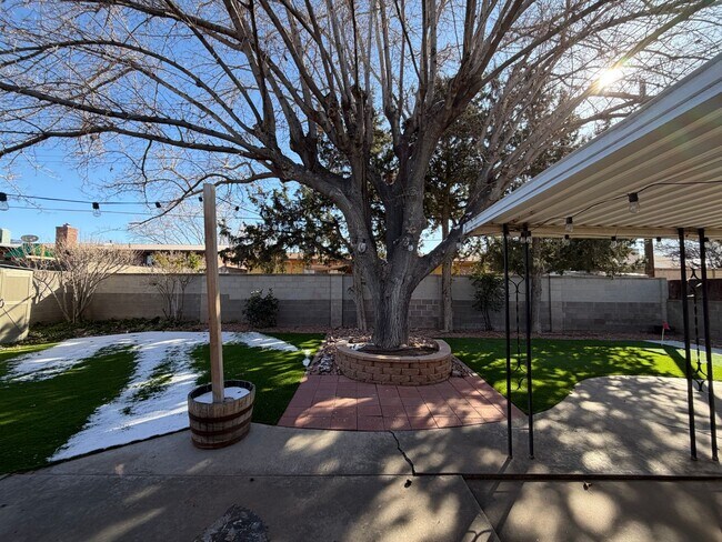 Building Photo - 3 Bedroom Single Story Home Available Near Louisiana Blvd NE & Candelaria Rd NE!