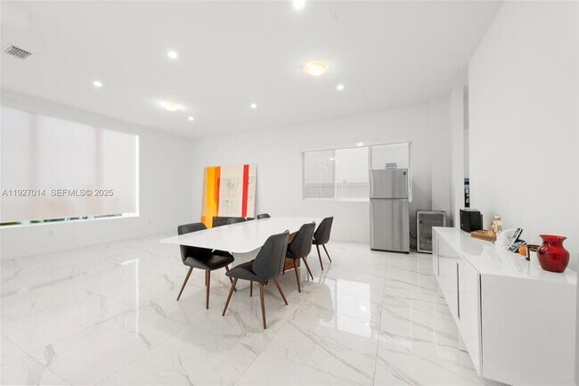 Building Photo - 7455 NW 103rd Pl