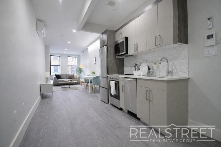 Building Photo - Spacious 2 BED in Bushwick!