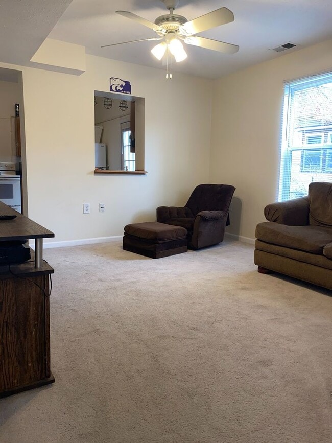 Building Photo - 4 Bedroom Duplex. Close to Campus and Down...