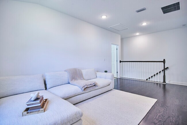 Building Photo - 4028 Via Sienna Cir