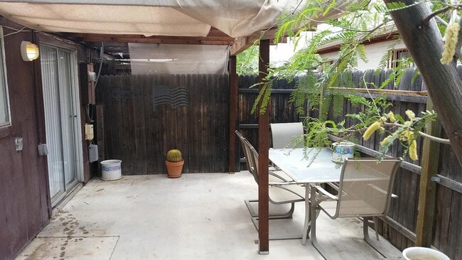 Building Photo - Centrally located 1 bedroom, 1 bath with bonus Den in a duplex, SW side of Swan & Grant.