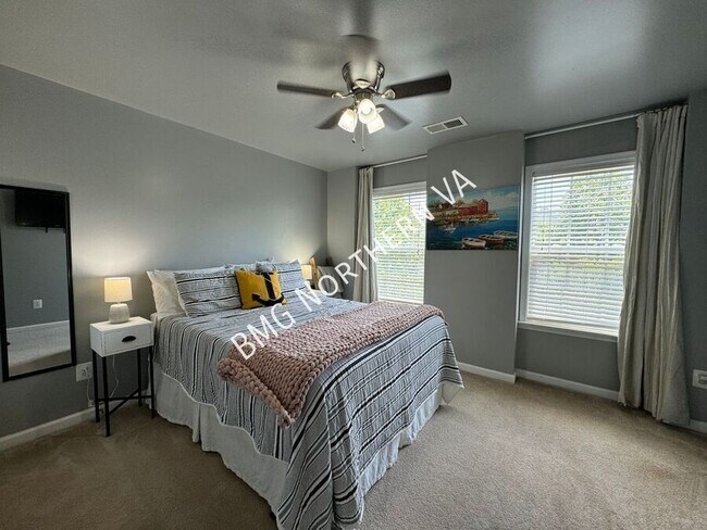 Building Photo - 8930 Kingbird Ct