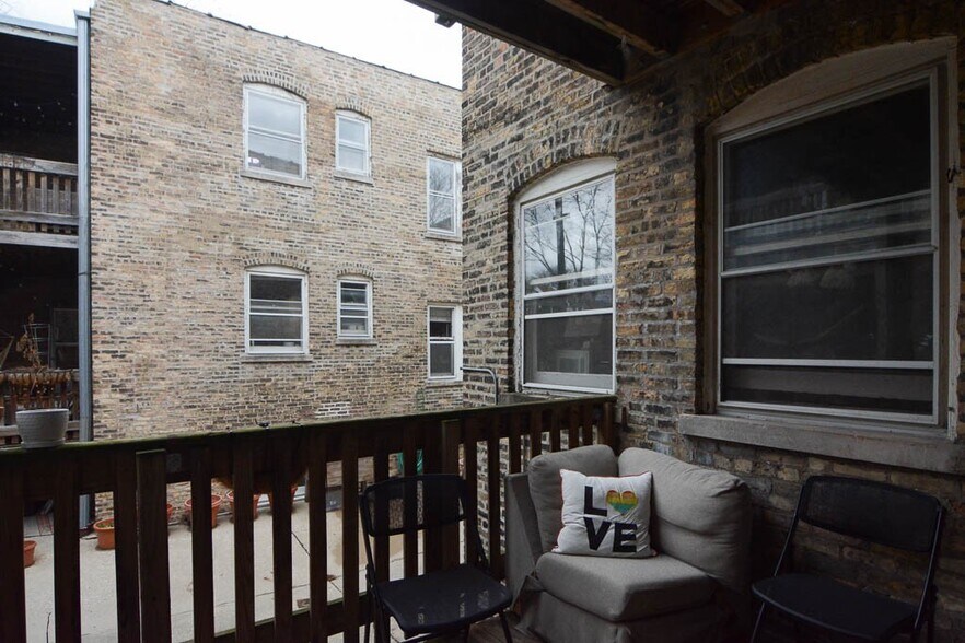 Building Photo - 1422 W Rosemont Ave