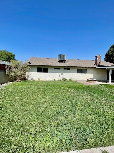 Building Photo - 26458 Larkspur St