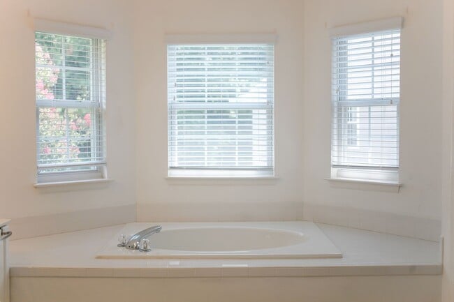 Building Photo - Gorgeous 5 Bedroom Rental in Virginia Beach