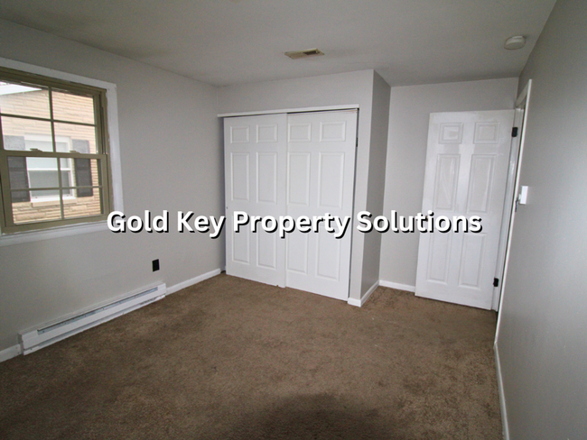 Building Photo - Spacious 4 BR 1 BA House with Central Air ...