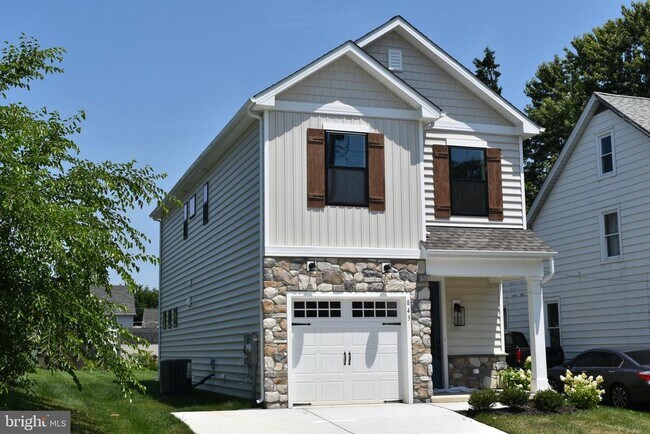 Building Photo - 843 Ontario St