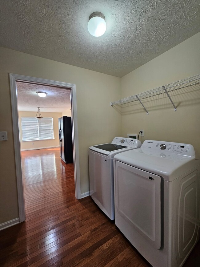 Building Photo - 403 Persimmon Dr