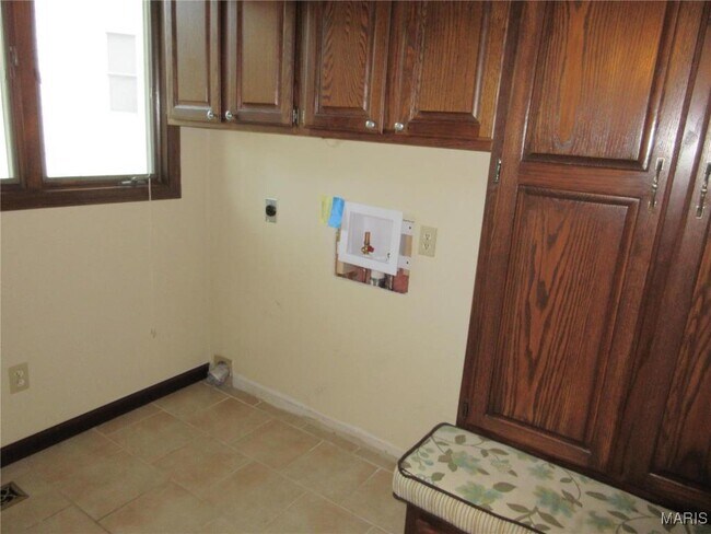 Building Photo - 677 Clovertrail Dr