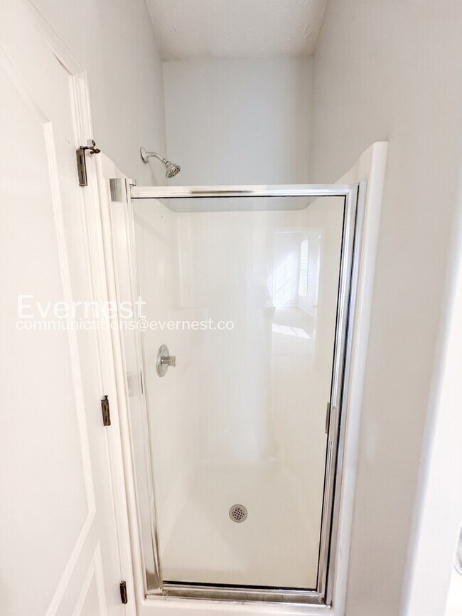 Building Photo - Limited Time Special Offer / 4 Bed, 2 Bath Home with Garage / Pet-Friendly / Available Now!