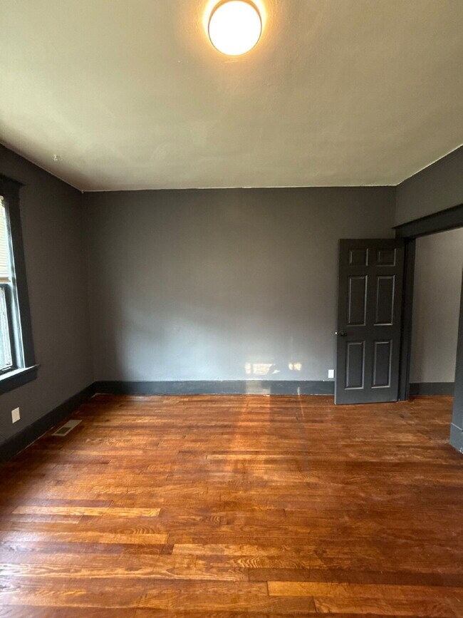 Building Photo - Affordable Co-Living Units (1–4 Rooms Available) Near Central Memphis
