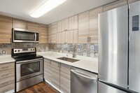 Building Photo - Stunningly Updated 1bed 1bath Townhome wit...