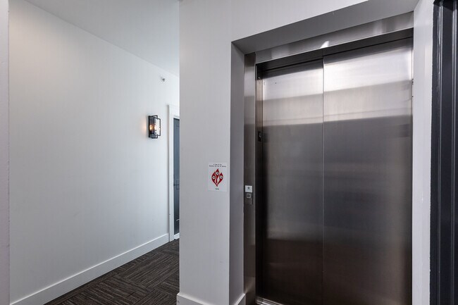 Building Photo - 617 Manhattan Blvd