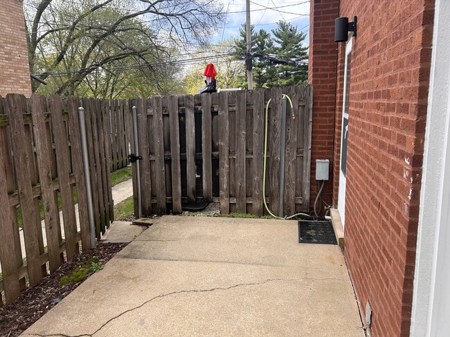 Building Photo - 208 Dee Rd