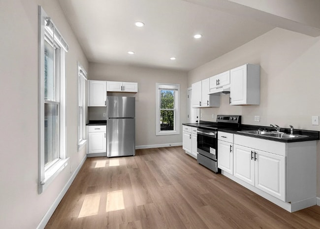 Building Photo - 4 Bedroom Single Family Home Available - Green Bay!