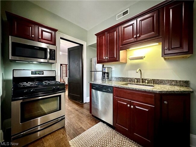 Building Photo - Charming 1-Bedroom Property in Prime Location