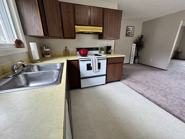Building Photo - 3 bed, 1.5 bath duplex for rent in Cedar Falls