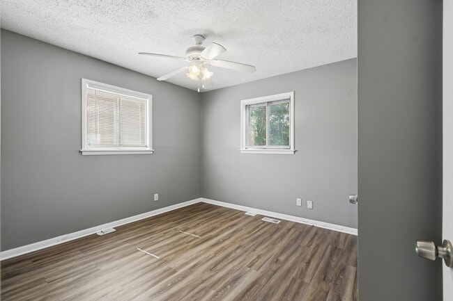Building Photo - 3 Bed | 1 Bath | Close to Downtown Tulsa
