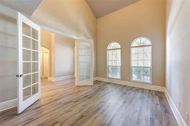 Building Photo - 611 Whitney Oaks Ln