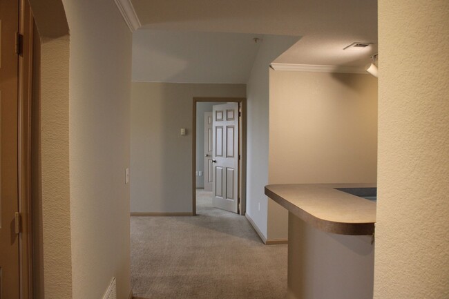 Building Photo - Lovely 2 Bedroom Condo