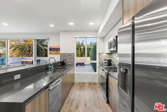 Building Photo - 4806 Sylmar Ave