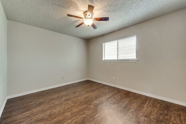Building Photo - **COMING SOON** BEAUTIFUL CORNER LOT! Love...