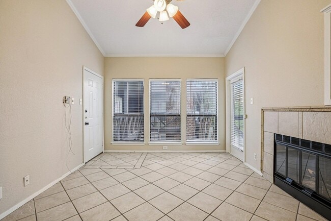 Building Photo - 807 W 25th St