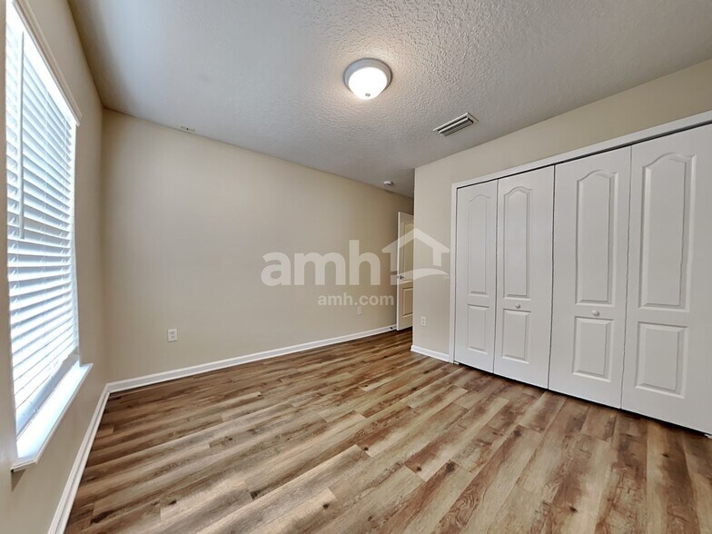 Building Photo - 11501 Brian Lakes Dr N