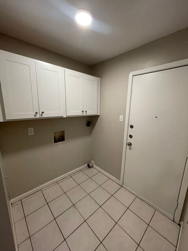 Building Photo - 809 San Saba Dr