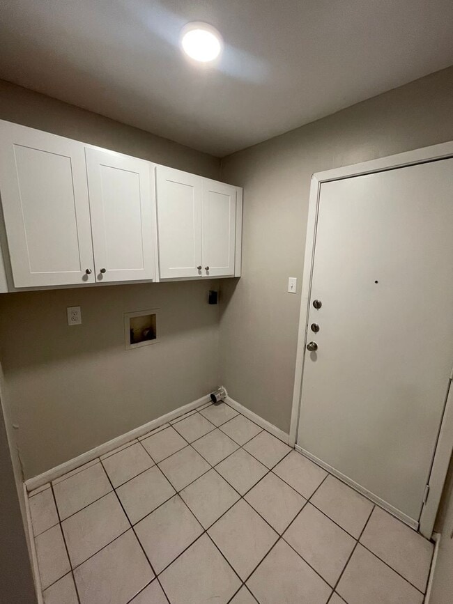 Building Photo - 825 San Saba Dr