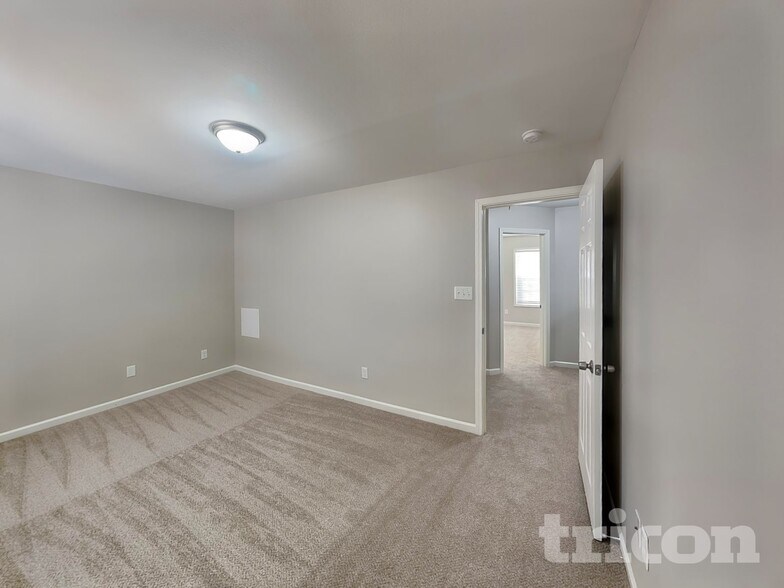 Building Photo - 2820 Oasis Ln