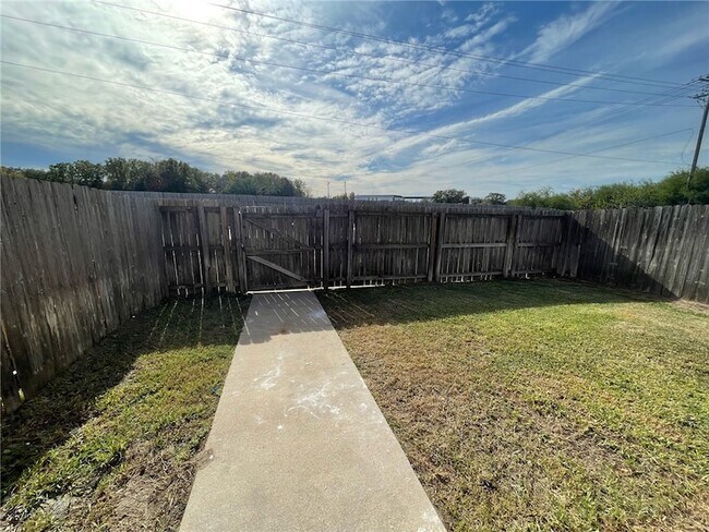 Building Photo - 3838 Oldenburg Ln