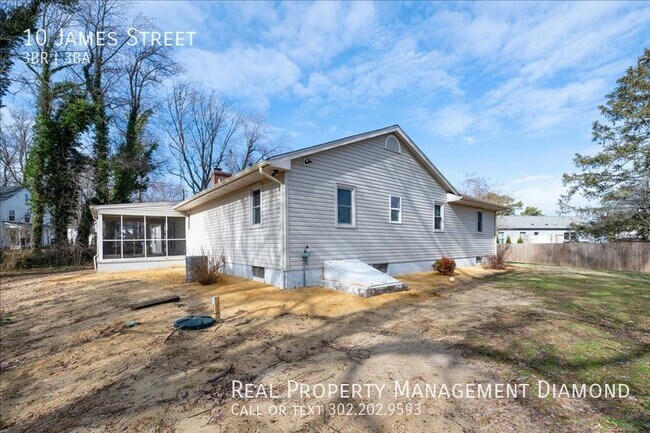 Building Photo - 10 James Dr