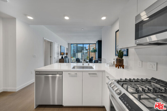 Building Photo - 2801 Sunset Pl