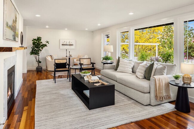 Building Photo - 5bd/2.75ba Bellevue Home
