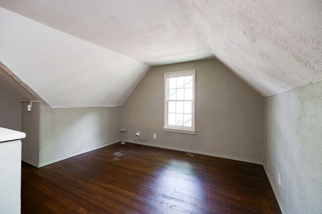 Building Photo - 2935 Glenmore Ave