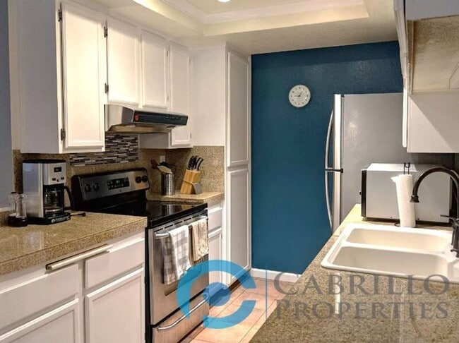 Building Photo - 2828 Famosa Blvd