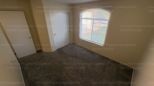 Building Photo - 4 bedroom 2 bathroom split wing home in North Bakersfield