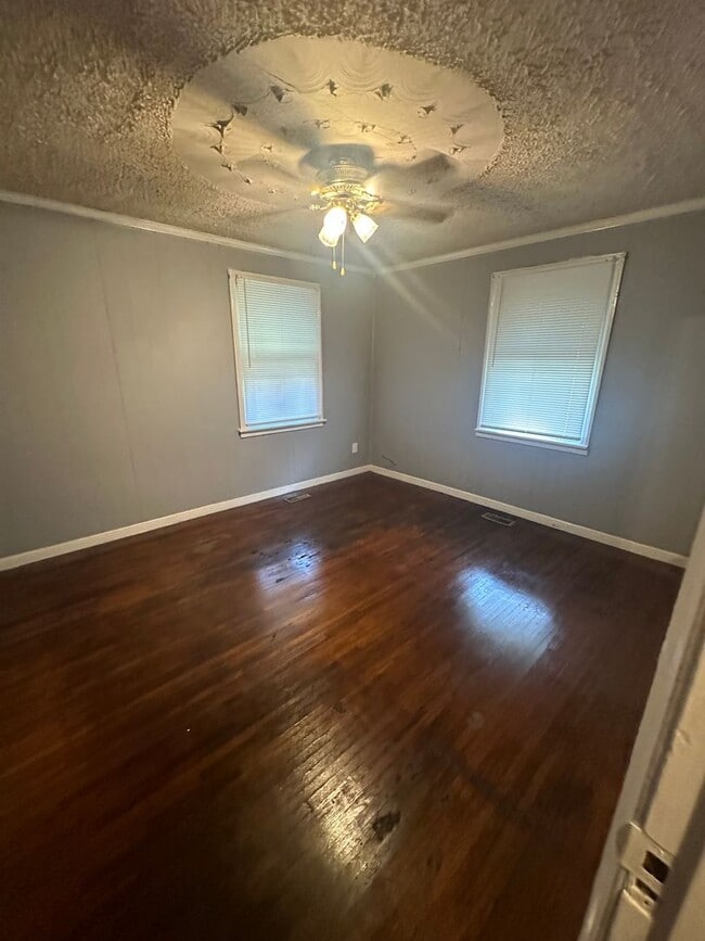Building Photo - 3 bed house in Church Hill! Central HVAC, laundry, yard with shed!