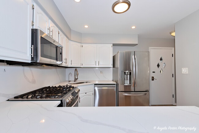 Building Photo - 40 Pine Tree Row