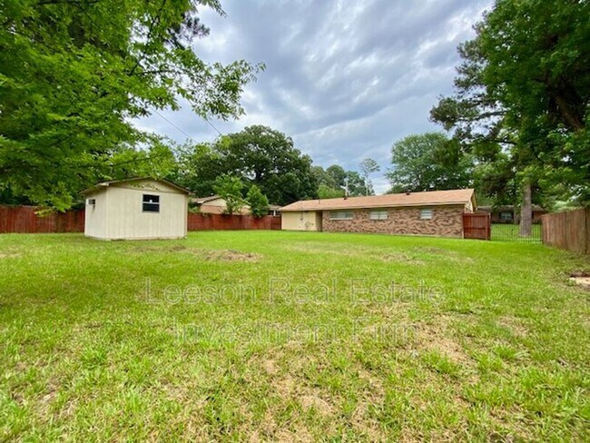 Building Photo - 9418 Poinsettia Dr