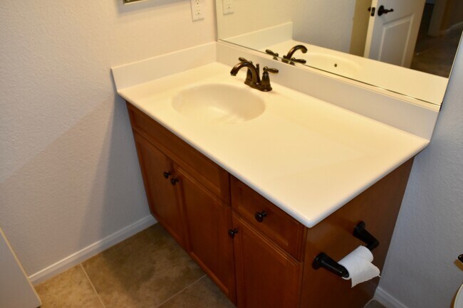 Building Photo - $3,800- 3 Bed 2 Bath Condo at Clover Commu...