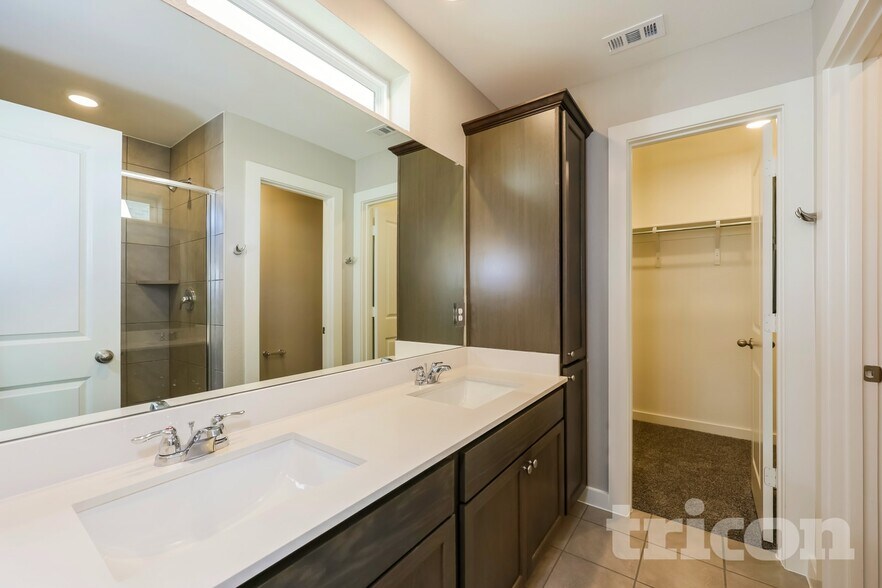 Building Photo - 858 Plum Ln