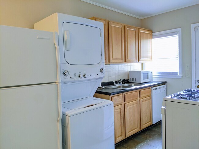 Building Photo - Charming 1 Bedroom Duplex in Buckhead!