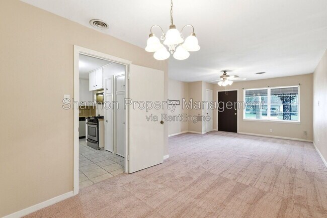 Building Photo - 8406 Highcrest Dr