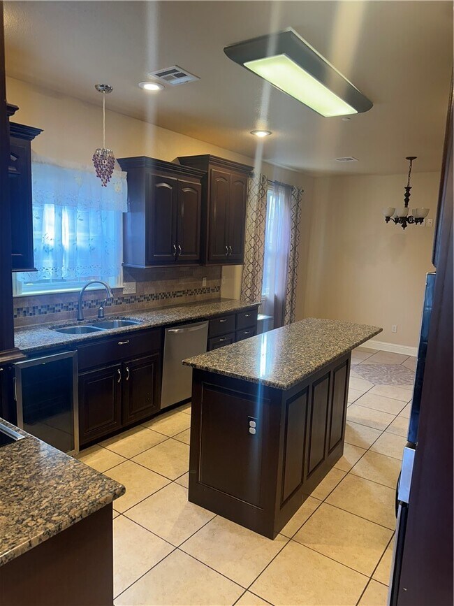 Building Photo - 4500 SW Swinton Dr