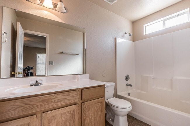 Building Photo - 3 bedroom 2 bath home in Northeast El Paso (nearby Fort Bliss)