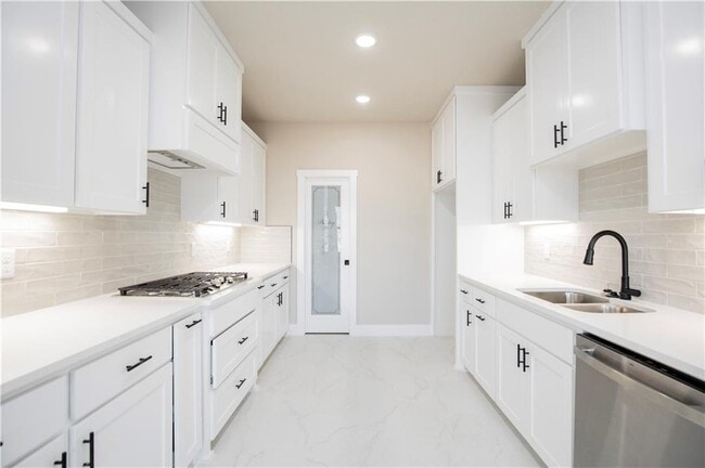 Building Photo - 6804 SW Basswood Ave