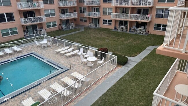 Building Photo - 10 Sunflower St